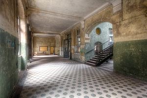 Verlassenes Treppenhaus im Beelitz-Komplex, Deutschland.