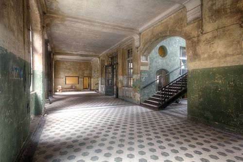 Escalier abandonné dans le complexe de Beelitz, en Allemagne.