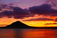 Zonsondergang achter de berg bij de Atlantische Oceaan