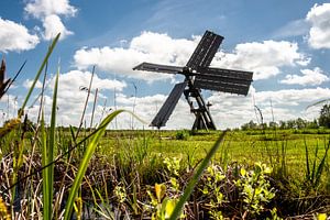 Ciel nuageux hollandais au-dessus du paysage avec moulin à vent