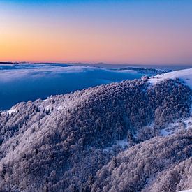 Zonsopkomst in de winter op de Hohneck van Rob Bergman
