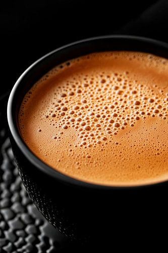 Zwarte kop met romige koffie