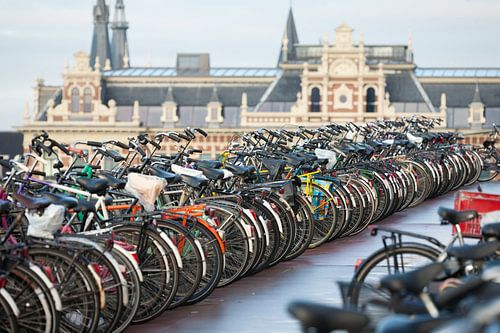 Geparkeerde fietsen bij het Centraal Station Amsterdam