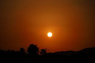 Zonsondergang woestijn van G. van Dijk