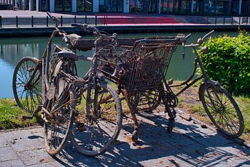 Vélos pêchés et rouillés du canal sur Jolanda de Jong-Jansen