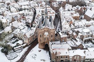 Das alte Stadttor von Zwolle Sassenpoort an einem kalten Wintermorgen