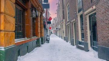 Quartier rouge enneigé en hiver à Amsterdam aux Pays-Bas au coucher du soleil sur Eye on You