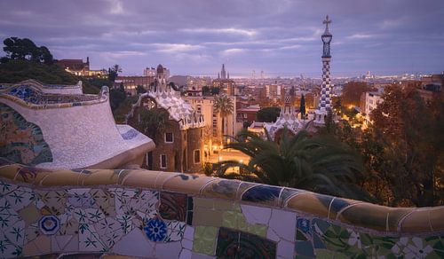 De betoverende zonsopgang in Park Güell met zijn levendige kleuren in Barcelona, Californië
