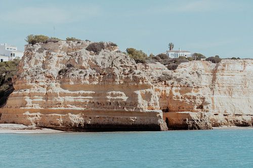 Kalksteenrots aan de zee in Portugal van Kelly Vanherreweghen