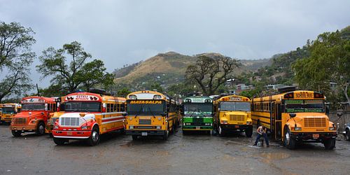 Panorama rij kleurrijke bussen Nicaragua