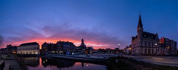 Panorama Zonsopgang Markt Lokeren, België van Lemayee