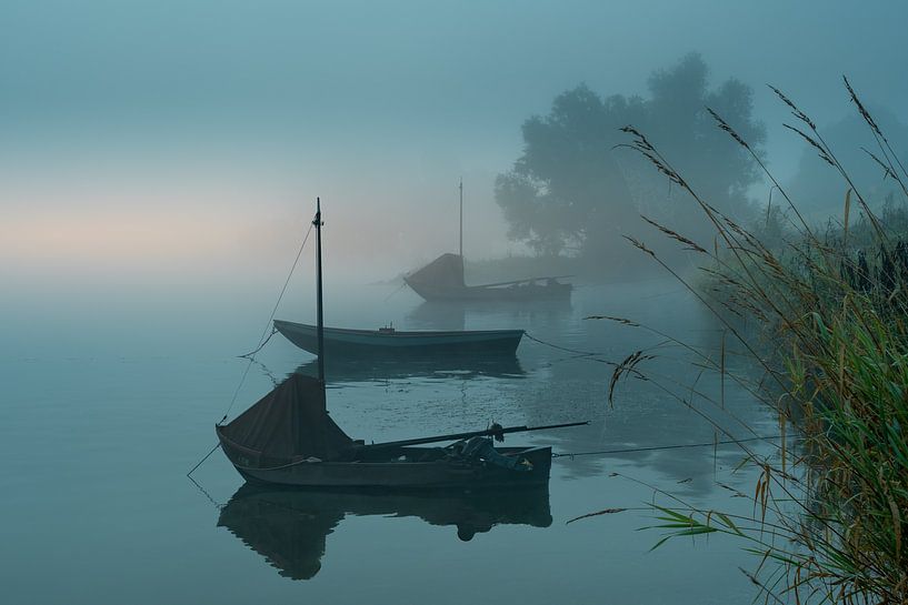 Boote im Nebel von Tonny Verhulst