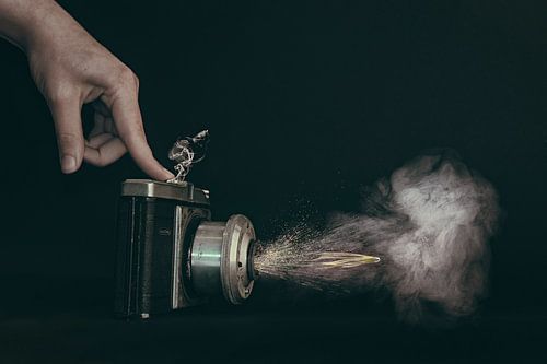 Intrigerende Fotomanipulatie: Camera die Kogel Afvuurt - Creatieve Muurdecoratie met Diepgang