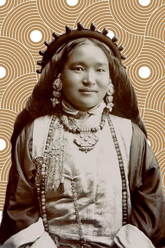 Vintage portret van Bhutanese vrouw in traditionele kleding. Moderne collage in goudoker.