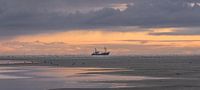 Vissersboot bij zonsopkomst van René van Leeuwen thumbnail