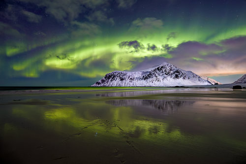 Noorderlicht reflectie bij Skagandenstrand, Flagstad, Noorwegen