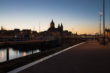 Amsterdam bij avondlicht van Hans Wijnveen
