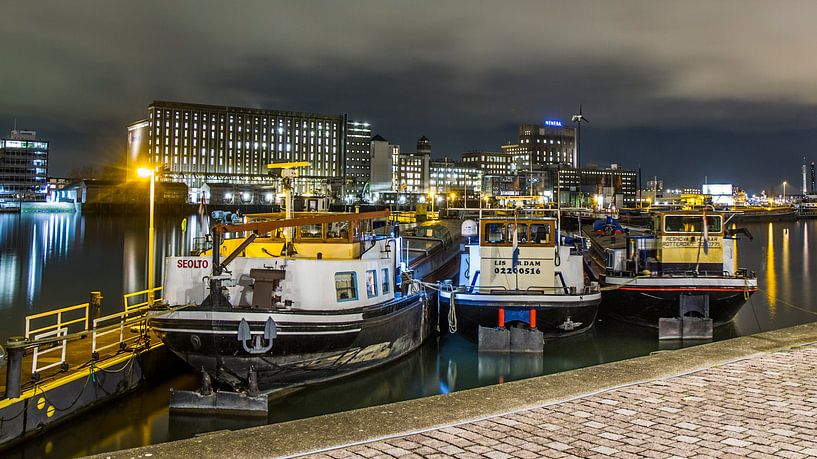 Binnenvaart in de Maashaven van Rob Altena