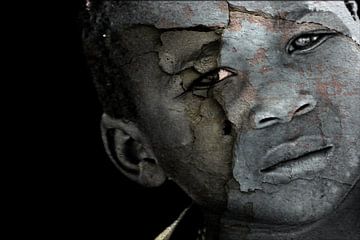 Mixed art portret van Afrikaans kind in zwart wit van Heleen van de Ven