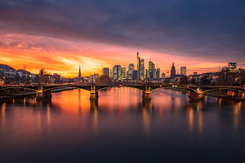 Frankfurt am Main, skyline in roze licht