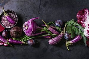 SF12406038 Stilleven van paarse groenten en fruit op donkere achtergrond van BeeldigBeeld Food & Lifestyle