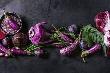 SF12406038 Stilleben von violettem Obst und Gemüse auf dunklem Hintergrund von BeeldigBeeld Food & Lifestyle