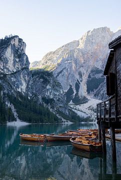 Lago di Braies met houten bootjes van Ellis Kamp