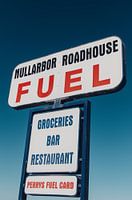 Retro tankstation bord langs de weg in Australie