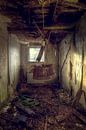 Bleib für einen Moment hängen – verfallenes Hotelzimmer. von Roman Robroek – Fotos verlassener Gebäude Miniaturansicht