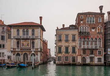 Bâtiments le long d'un grand canal dans la vieille ville de Venise, Italie sur Joost Adriaanse