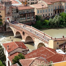 Die Ponte Pietra Verona........eine der ältesten Brücken der Welt. von Jeroen Somers