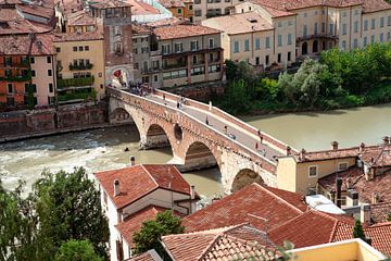 De Ponte Pietra Verona........een van de oudste bruggen op deze planeet. van Jeroen Somers