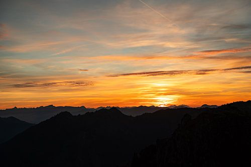roodgloeiende hemel bij zonsondergang boven de Allgäuer Alpen