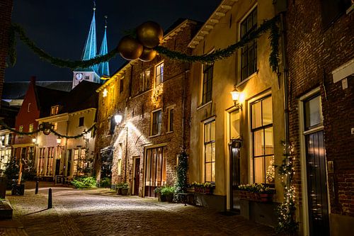 Deventer winteravond straatbeeld met kerstversiering