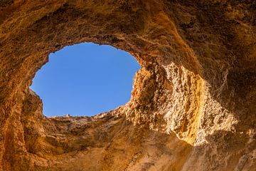 Grotte de Benagil Fenêtre sur le ciel sur Dennis Eckert