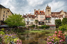 Die Stadt Dole und die Stiftskirche Notre-Dame, vom Kanal aus gesehen. von Laurent Renault