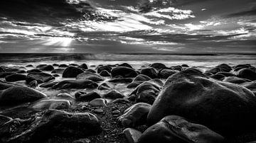 Stones in the sea by VIDEOMUNDUM