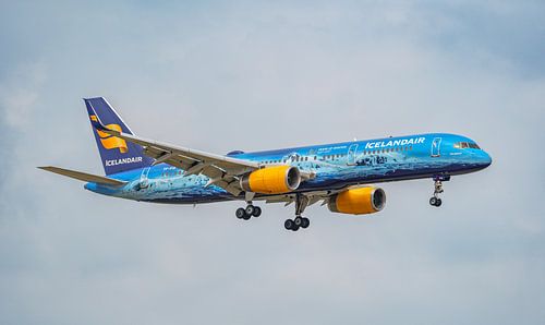 Icelandair Boeing 757 met 80 years of Aviation livery.