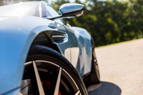 Mclaren 570GT vs Aston Martin DB11