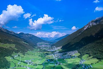 Luchtfoto van het Zillertal, Tirol van Guenter Purin