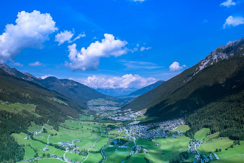 Luchtfoto van het Zillertal, Tirol van Guenter Purin