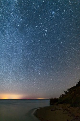 Heldere nacht boven het meer. Melkweg aan de hemel