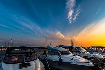 Motorboote & Segelschiffe, Sonnenuntergang am Hafen Altefähr, Insel Rügen