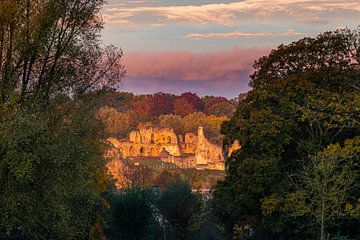 Doorkijk op de kasteelruïne in Valkenburg aan de Geul tijdens de zonsopkomst in de herfst van Kim Willems