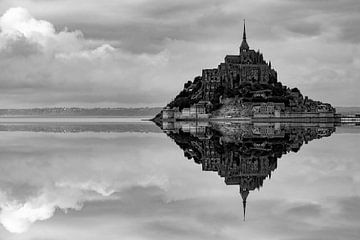 Mont Saint-Michel in spiegelbeeld van Robbert De Reus