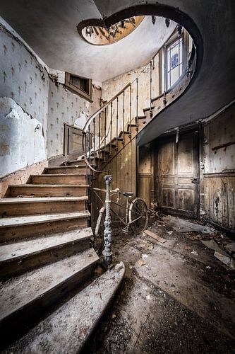 Treppenhaus mit Fahrrad in der Halle