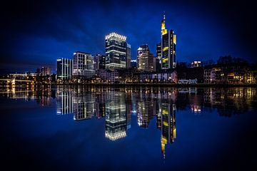skyline van Frankfurt met weerspiegeling in de rivier de Main van Fotos by Jan Wehnert