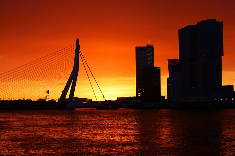 Oranje lucht in Rotterdam par Michel van Kooten