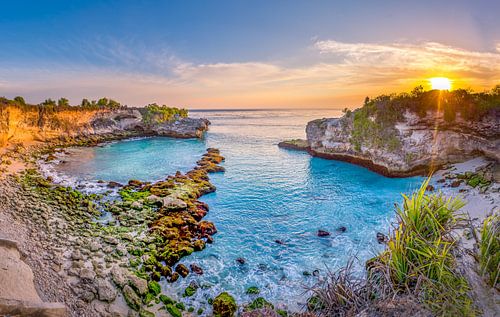 Blue Lagoon tijdens de zonsondergang op Nusa Cenegang in Indonesie