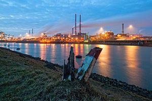 Avond valt over Tata Steel / IJmuiden van Rob de Voogd / zzapback